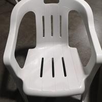 Sedie da giardino in plastica bianche