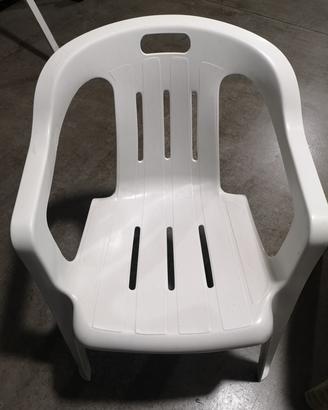 Sedie da giardino in plastica bianche