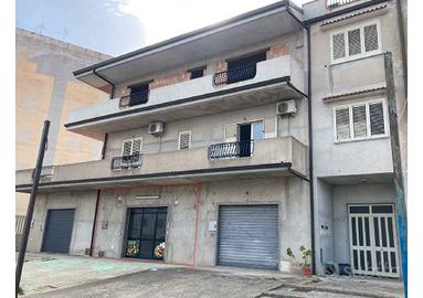 Magazzino con antistante piazzale