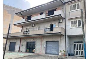 Magazzino con antistante piazzale