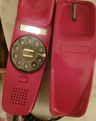 Telefono vintage rosso a rotella