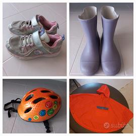 Impermeabile, casco bici,stivali e scarpe