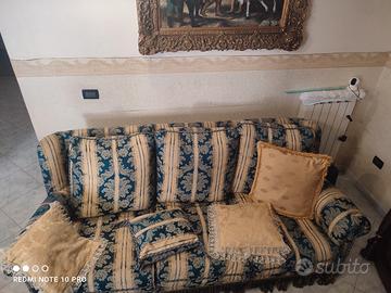 divano damascato tre posti con cuscini 