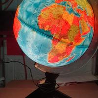 Mappamondo ortografico con luce vintage anni 70