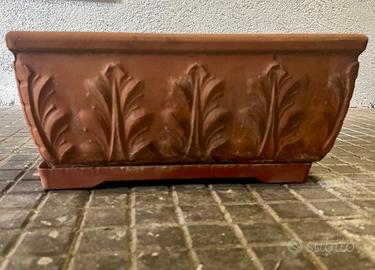 Vaso di terracotta con motivo floreale