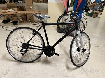 Bicicletta ibrida uomo 28" Tg 54 nero 21v NUOVA