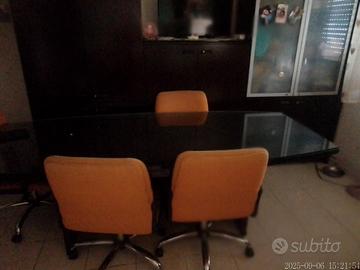 sala riunioni con poltrone regolabili con ruote 