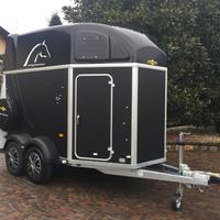 Trailer van per cavalli con selleria Humbaur