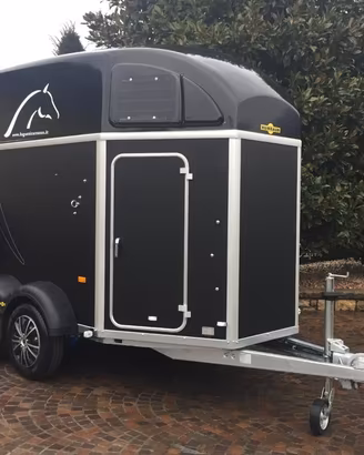 Trailer van per cavalli con selleria Humbaur