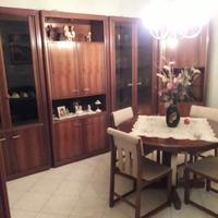Sala in Noce con Tavolo e Poltrone