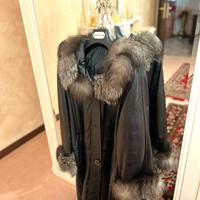 Cappotto in pelle con bordature in volpe argentata