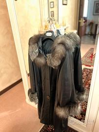 Cappotto in pelle con bordature in volpe argentata