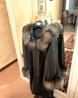 Cappotto in pelle con bordature in volpe argentata