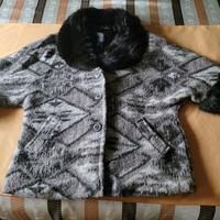 Cappotto con collo e bordi maniche in pelliccia 