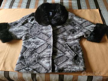 Cappotto con collo e bordi maniche in pelliccia 