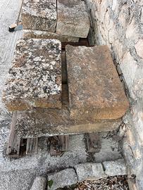 Scala in pietra antica