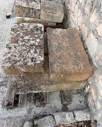 Scala in pietra antica