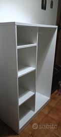   Un guardaroba IKEA bianchi con appendiabiti 
