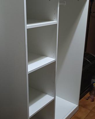   Un guardaroba IKEA bianchi con appendiabiti 