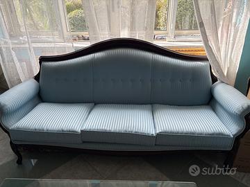 Divano e tavolo con 6 sedie