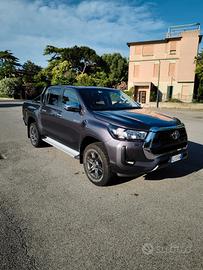 Hilux anno 2022 con gancio traino 5 posti uso priv