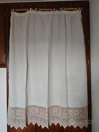 Tenda con pizzo all'uncinetto. 
