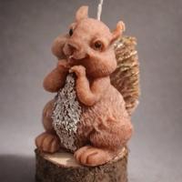 Candela a forma di scoiattolo rosso