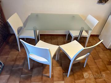 Tavolo in cristallo + 4 sedie bianche moderne