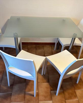 Tavolo in cristallo + 4 sedie bianche moderne