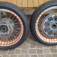 Cerchi completi di dischi corona e gomme 