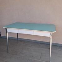 Tavolo formica con quattro sedie