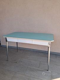 Tavolo formica con quattro sedie