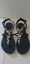 Sandali neri con applicazioni 