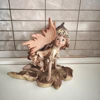 Fata del Bosco su Foglia - Statuina da Collezione
