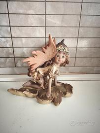 Fata del Bosco su Foglia - Statuina da Collezione