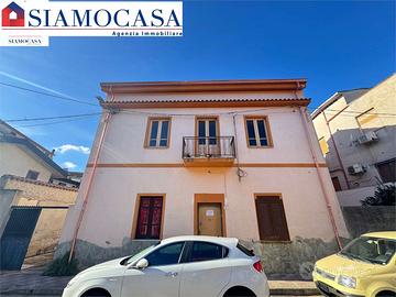 Casa di circa 150 mq con cortile e posti auto