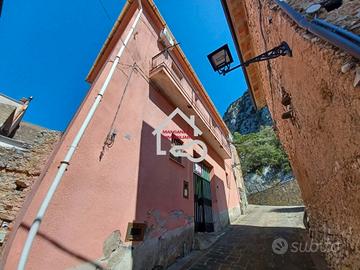 Palazzina di due piani in centro a Giungano