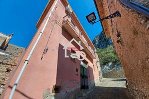 Palazzina di due piani in centro a Giungano