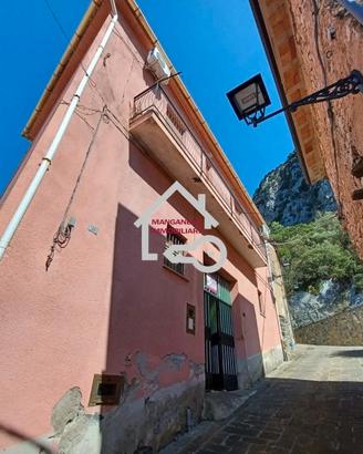 Palazzina di due piani in centro a Giungano