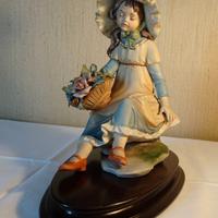 Statua di bambina in porcellana.
