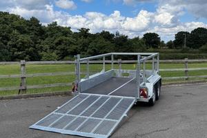 Rimorchio ribassato con rampa 250 x 150 cm. 2000Kg