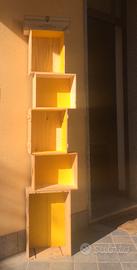 Librerie con casse di vino