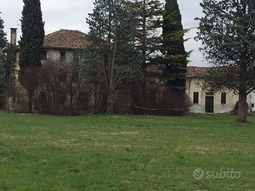 Rustico con terreno di 11.000 mq