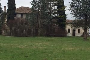 Rustico con terreno di 11.000 mq