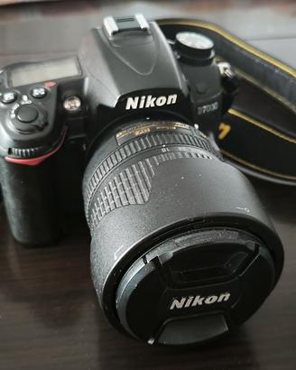 Nikon D7000 con obiettivo (con zaino e treppiede)