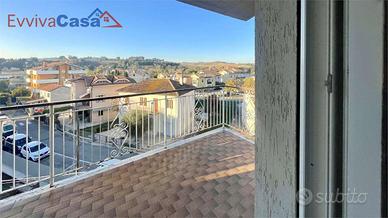 Ostra: Vista Panoramica, Luminoso, Silenzioso, con