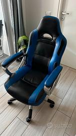 Sedia gaming blu e nera girevole con braccioli