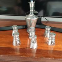 bicchieri antichi d' argento con bottiglia liquore