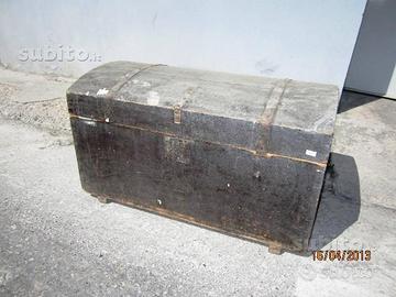 Vecchio piccolo baule in legno 1419