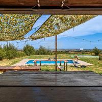 VILLA SINGOLA con 1 ettaro di GIARDINO e PISCINA